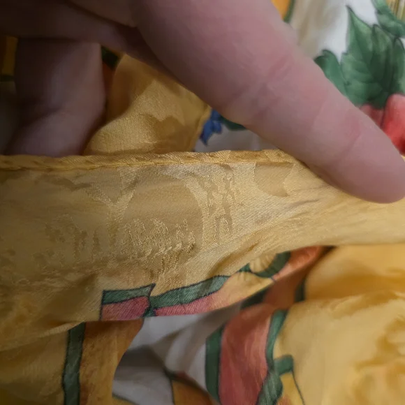 Vtg Gucci 100% Silk Scarf Made In Italy Floral Bouquet Design - Picture 8 of 16